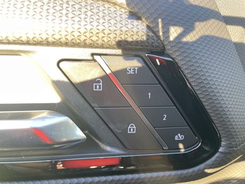 Used 2025 Chevrolet Silverado 2500 ZR2 w/ Technology Package image 31