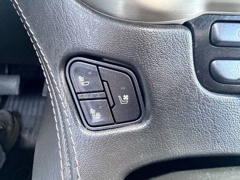 Used 2019 GMC Yukon XL Denali w/ Denali Ultimate Package AWD/4WD image 8