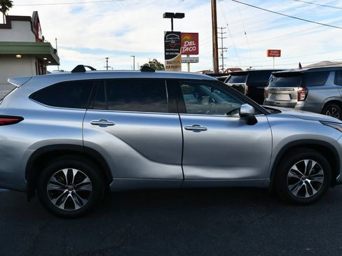 Used 2022 Toyota Highlander XLE FWD image 12