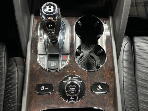Used 2021 Bentley Bentayga AWD/4WD image 19