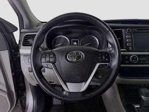 Used 2017 Toyota Highlander Limited image 12