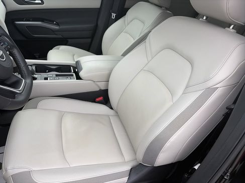 Used 2025 Nissan Pathfinder SL FWD image 12