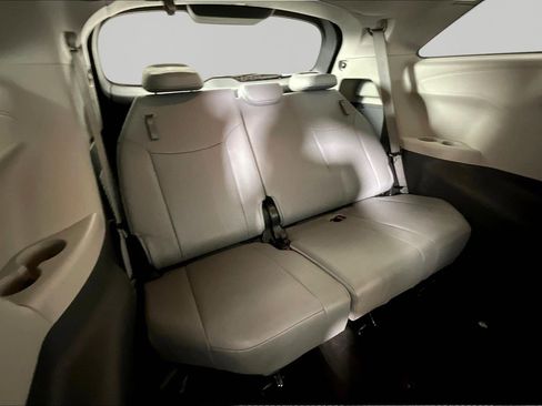 Used 2024 Toyota Sienna XLE FWD image 26