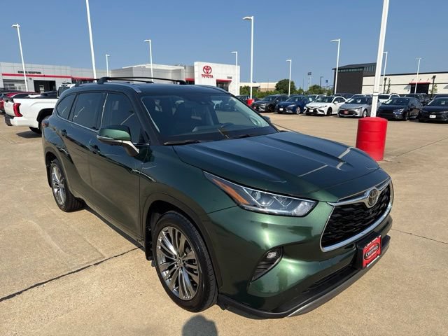 Certified 2025 Toyota Highlander Platinum AWD/4WD image 2