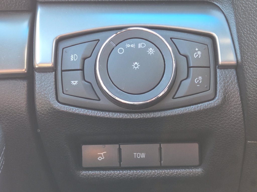 Used 2018 Ford Explorer XLT w/ Equipment Group 202A AWD/4WD image 13