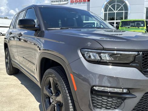 New 2025 Jeep Grand Cherokee Limited w/ Black Appearance Package image 17