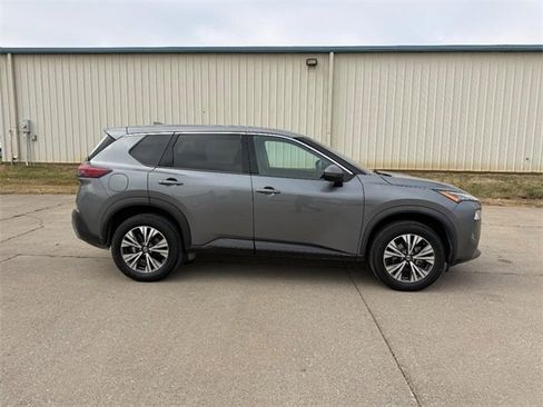 Used 2021 Nissan Rogue SV image 2