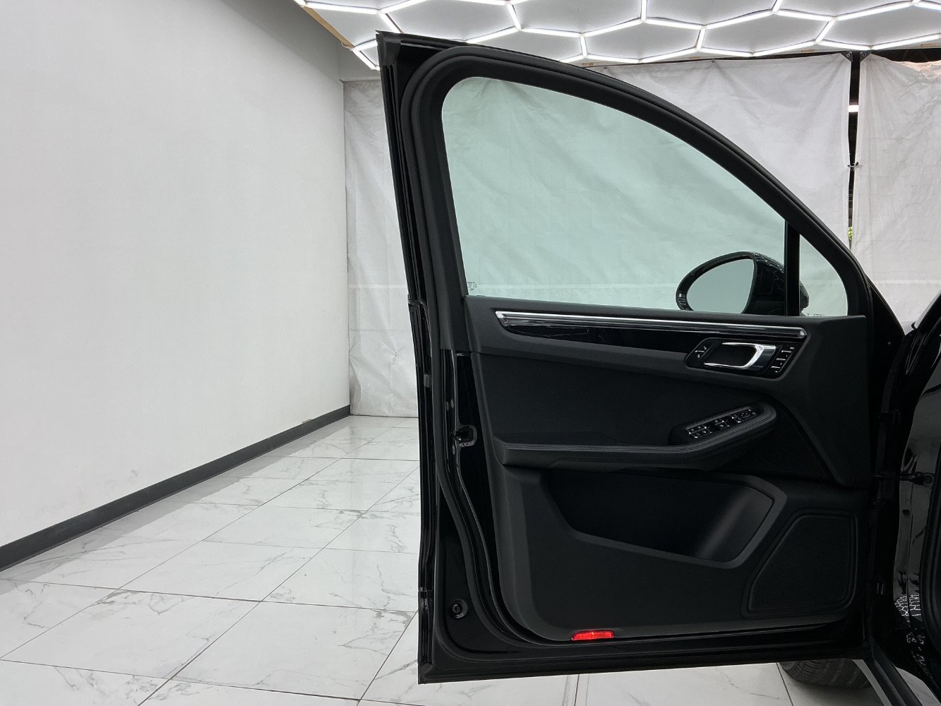 Used 2018 Porsche Macan AWD/4WD image 18