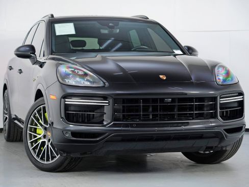 Used 2021 Porsche Cayenne Turbo S image 4