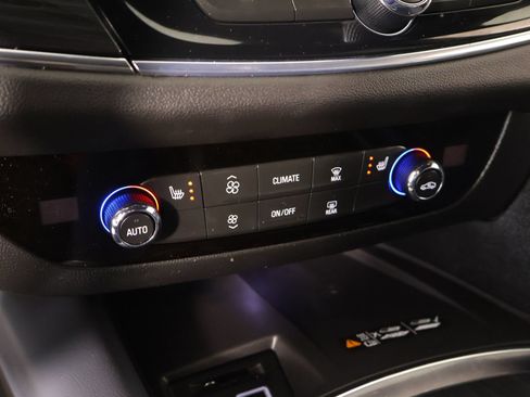 Used 2024 Buick Enclave Essence FWD image 7