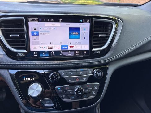 Used 2025 Chrysler Pacifica Limited FWD image 17