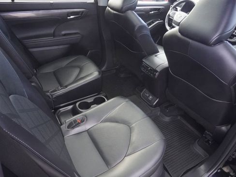 Used 2022 Toyota Highlander Platinum image 26