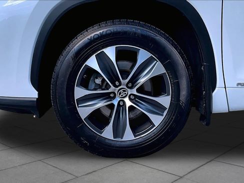 Used 2022 Toyota Highlander XLE AWD/4WD image 10