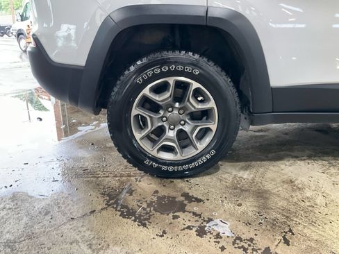 Used 2020 Jeep Cherokee Trailhawk w/ Cold Weather Group AWD/4WD image 17