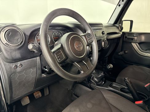 Used 2015 Jeep Wrangler Unlimited Sport w/ Max Tow Package AWD/4WD image 4