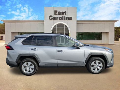 Used 2019 Toyota RAV4 LE image 2