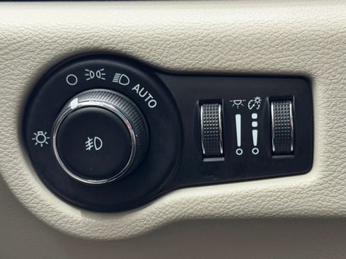 Used 2021 Chrysler Pacifica Touring-L image 25