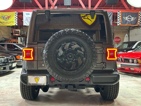 Used 2018 Jeep Wrangler Unlimited Sahara AWD/4WD image 9