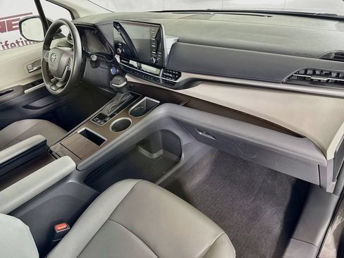 Certified 2024 Toyota Sienna XLE AWD/4WD image 33