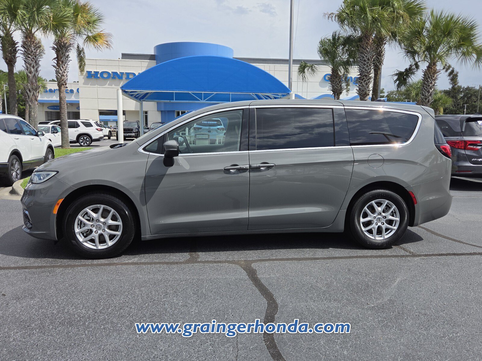 Used 2023 Chrysler Pacifica Touring-L FWD image 2