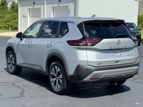 Used 2022 Nissan Rogue SV image 11