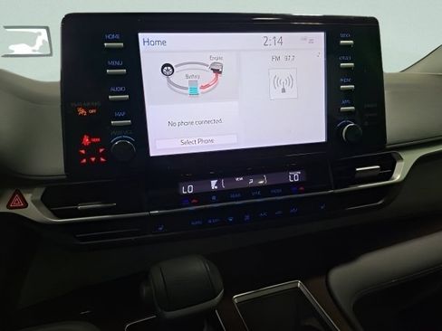 Used 2021 Toyota Sienna XLE FWD image 32
