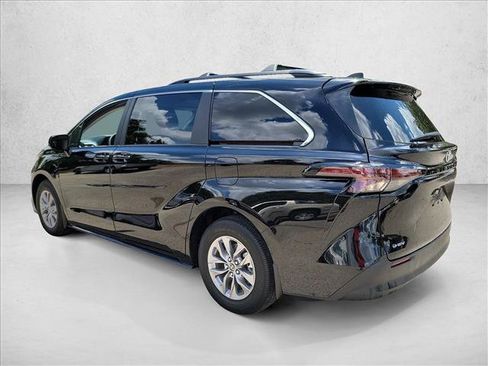 Used 2026 Toyota Sienna LE FWD image 7