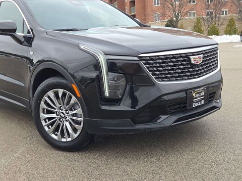 Used 2024 Cadillac XT4 Premium Luxury image 2