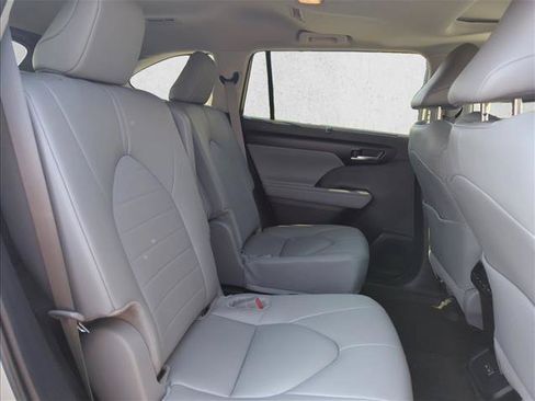 Used 2025 Toyota Highlander XLE FWD image 28