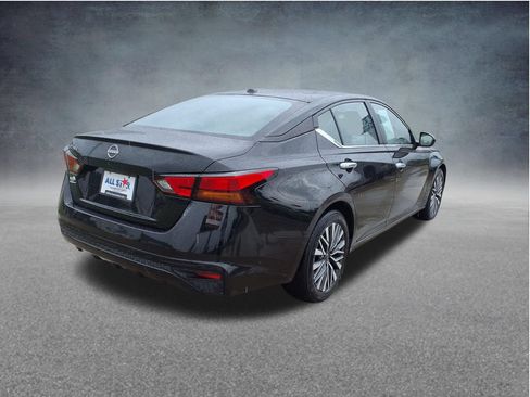 Used 2025 Nissan Altima 2.5 SV FWD image 8
