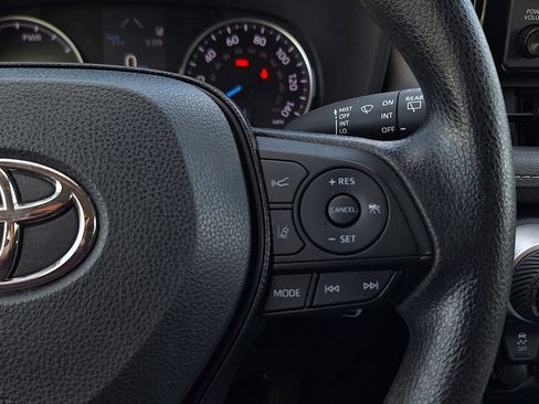 Used 2021 Toyota RAV4 LE AWD/4WD image 17