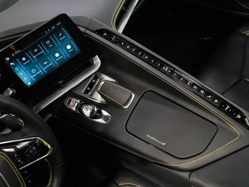 Used 2024 Chevrolet Corvette Stingray Premium Conv w/ Z51 Performance Package RWD image 33