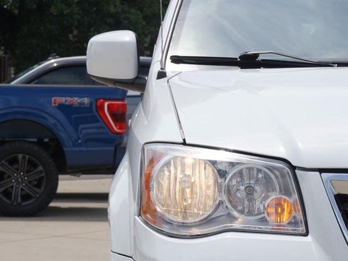 Used 2014 Chrysler Town & Country Touring FWD image 9