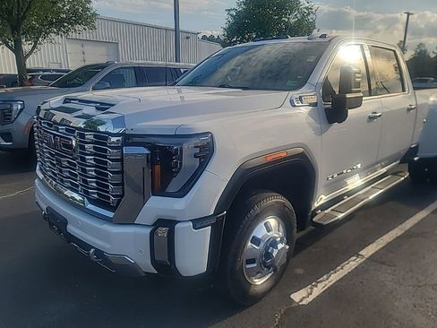 Used 2024 GMC Sierra 3500 Denali w/ Denali Reserve Package AWD/4WD image 2