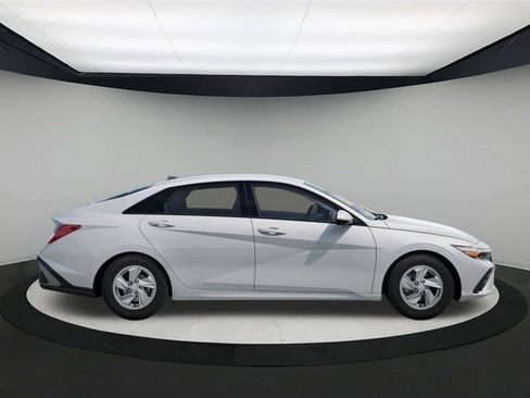 New 2025 Hyundai Elantra SE image 7