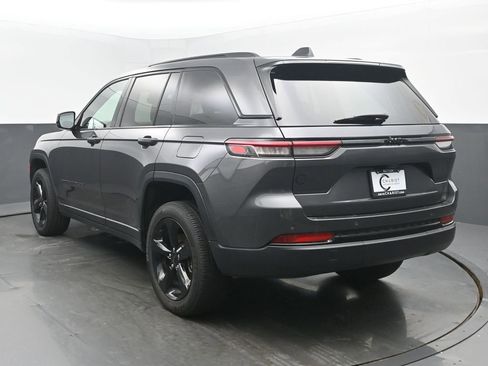 Used 2024 Jeep Grand Cherokee Altitude image 4