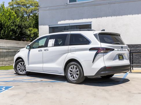 Used 2023 Toyota Sienna XLE FWD image 12