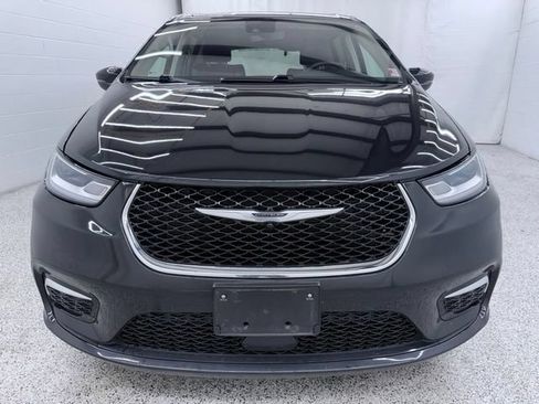 Used 2023 Chrysler Pacifica Touring-L FWD image 6