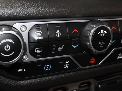 Used 2024 Jeep Wrangler Unlimited AWD/4WD image 32