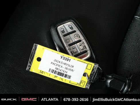 Used 2024 Chrysler Pacifica Touring-L FWD image 38