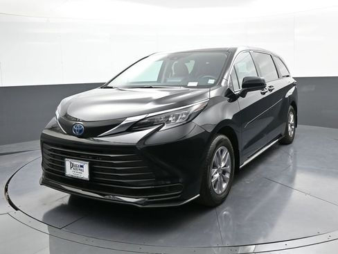 Used 2024 Toyota Sienna LE w/ Protection Package (TMS) AWD/4WD image 1