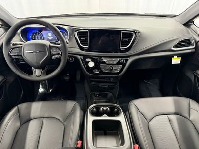 New 2026 Chrysler Pacifica Select w/ S Appearance Package