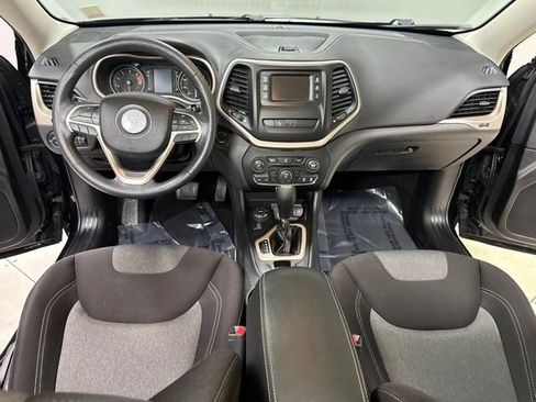 Used 2018 Jeep Cherokee Latitude w/ Safety Group AWD/4WD image 2