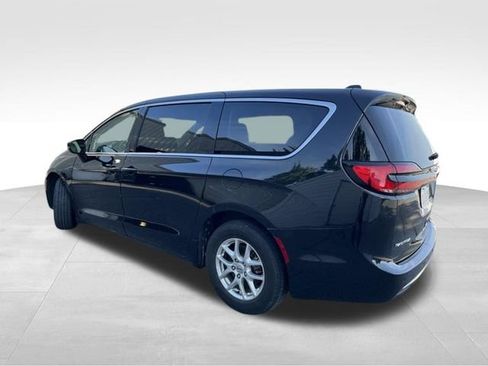 Used 2023 Chrysler Pacifica Touring-L FWD image 5