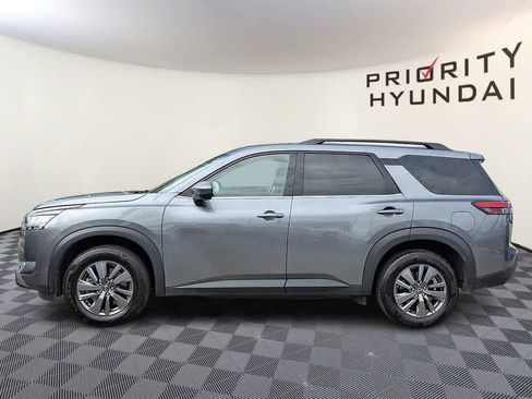 Used 2025 Nissan Pathfinder SV image 7