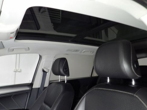 Used 2022 Volkswagen Tiguan SE w/ Panoramic Sunroof Package FWD image 12