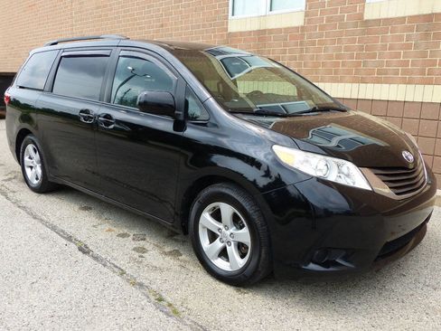 Used 2017 Toyota Sienna LE FWD image 13