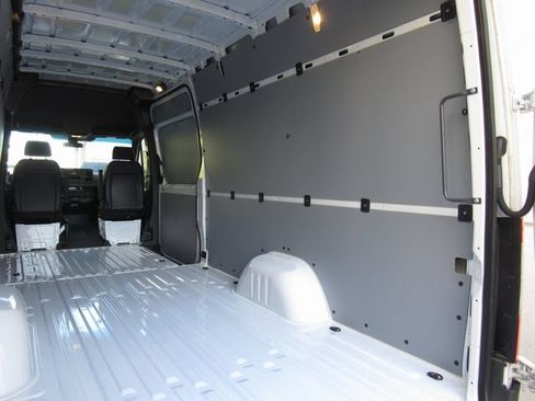 Used 2025 Mercedes-Benz Sprinter 2500 image 21