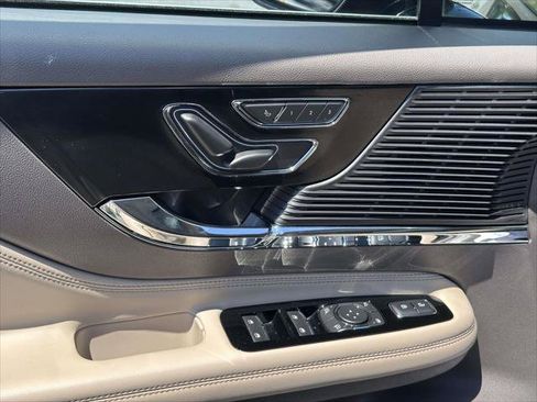 Used 2022 Lincoln Corsair AWD w/ Premium Package image 16