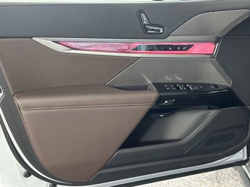 Used 2025 BMW 740i xDrive image 33